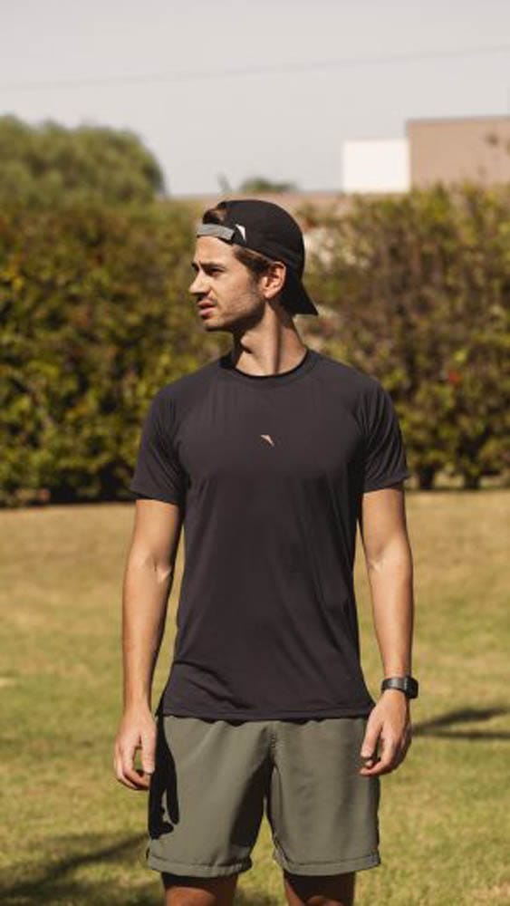 Camiseta masculina de poliamida com racho lateral e proteção UV